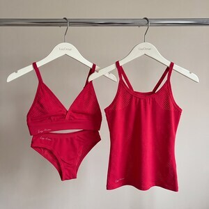 Set Trilogía Íntima en rojo: top, panti y blusa