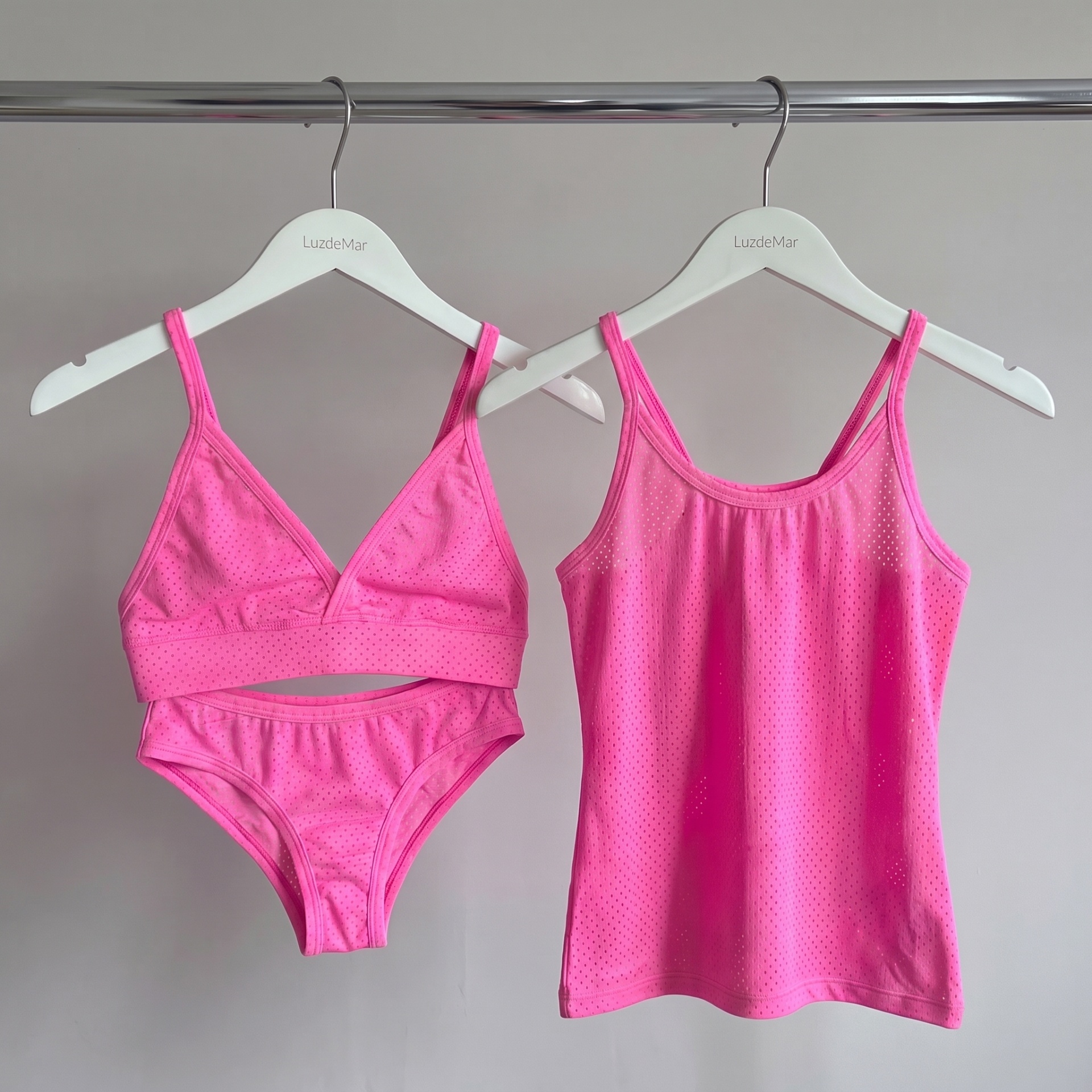 Set Trilogía Íntima en hot pink: top, panti y blusa